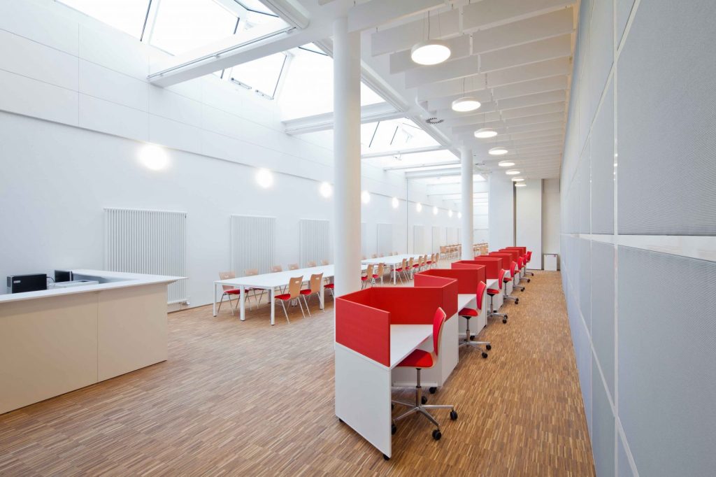 B15C-8_1280-1600x1066